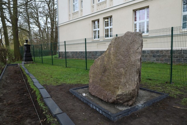 Tak obecnie wygląda obelisk przy szczecineckim ogólniaku