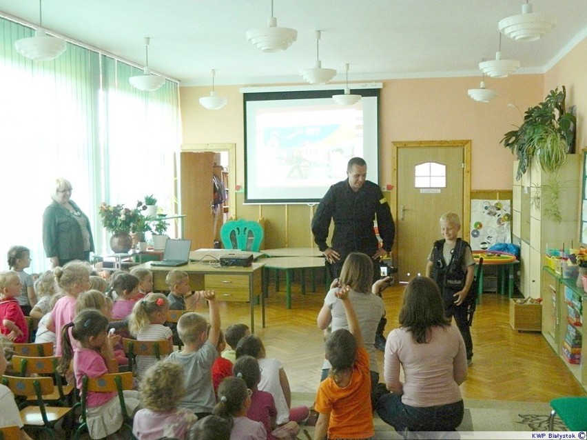 Spotkanie policjantów z dziećmi [zdjęcia]