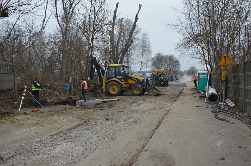 Trwa układanie asfaltu na nowym moście na ul. Spalskiej w Tomaszowie. Kiedy jego otwarcie? [ZDJĘCIA]