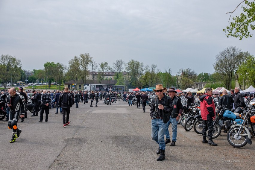 Setki motocyklistów na inauguracji sezonu w Tarnowie! Na "Starej Kapłanówce" były tłumy [DUŻO ZDJĘĆ]