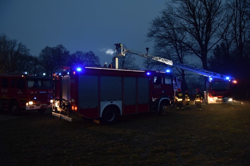 Pożar sadzy w kominie biblioteki w Wytomyślu