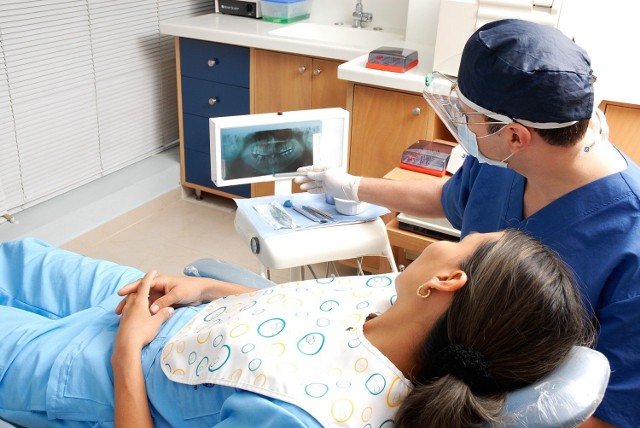 Których stomatologów polecacie? Gdzie leczą nowocześnie, cierpliwie i bez bólu? Jaki lekarz dentysta ma najlepsze opinie. 

Sprawdziliśmy to dla Was na portalu znany Lekarz. Oto wyniki! Sprawdźcie TOP 8 najwyżej ocenianych stomatologów w Nysie.