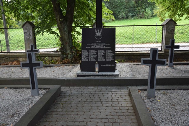 W piątek na Cmentarzu Zasańskim w Przemyślu uroczyste odsłonięcie tablicy z 79. nazwiskami pochowanych w tym miejscu żołnierzy Wojska Polskiego, poległych w wojnach polsko-ukraińskiej  i polsko-bolszewickiej.

Nazwiska żołnierzy na kolejnych zdjęciach.