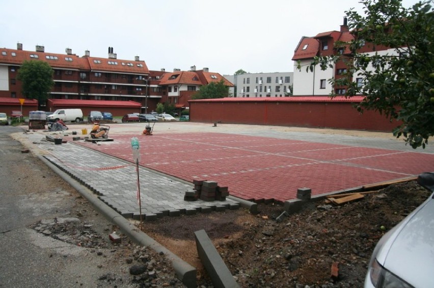 Inwestycje w Siemianowicach: Kończą boisko oraz parkingi