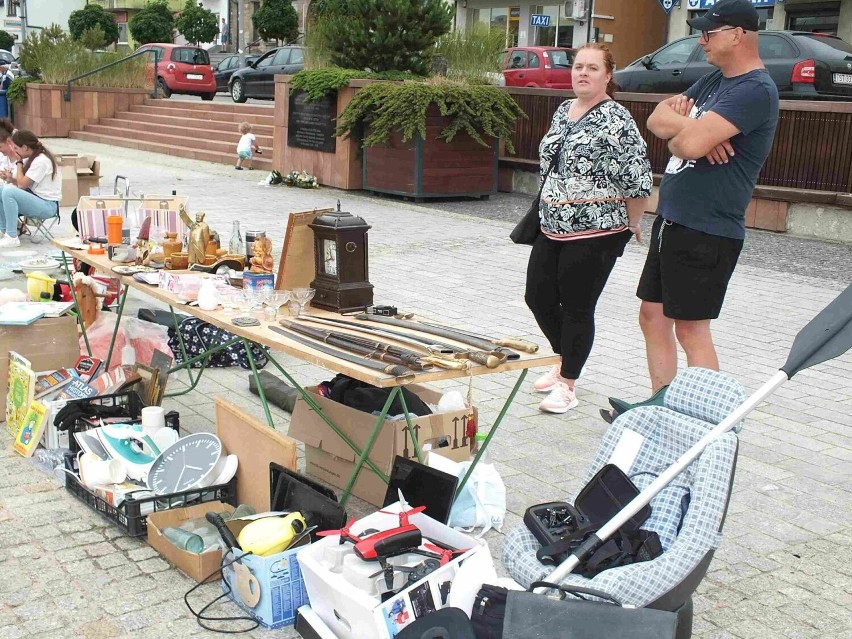 Duże zainteresowanie Pchlim Targiem w Starachowicach. Wielu sprzedających i kupujących. Zobacz zdjęcia