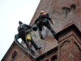 Słupsk: Alpiniści remontują wieżę kościoła Najświętszego Serca Jezusowego. ZDJĘCIA