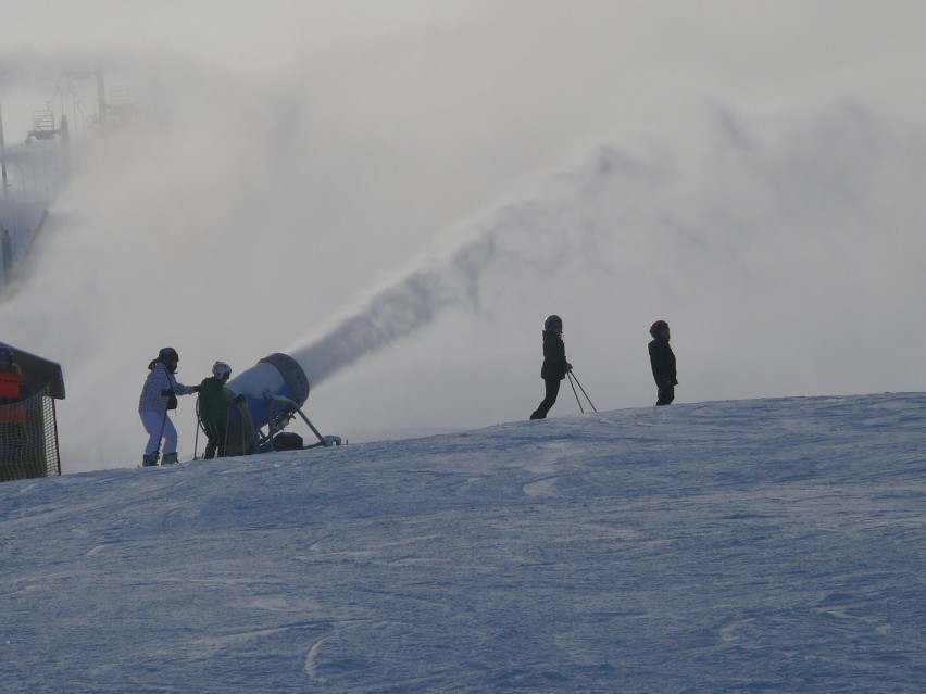 Góra Kamieńsk zostanie otwarta dla narciarzy już 26 stycznia. Trwa naśnieżanie stoku