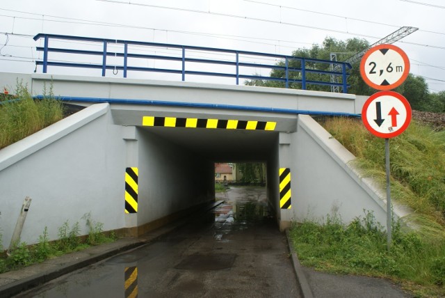 W Tucznawie zbyt niski wiadukt i stara droga gruntowa, nieprzystosowana do jazdy samochodów utrudniają dojazd do pożarów. Tak, jak do tego sobotniego Zobacz kolejne zdjęcia/plansze. Przesuwaj zdjęcia w prawo - naciśnij strzałkę lub przycisk NASTĘPNE