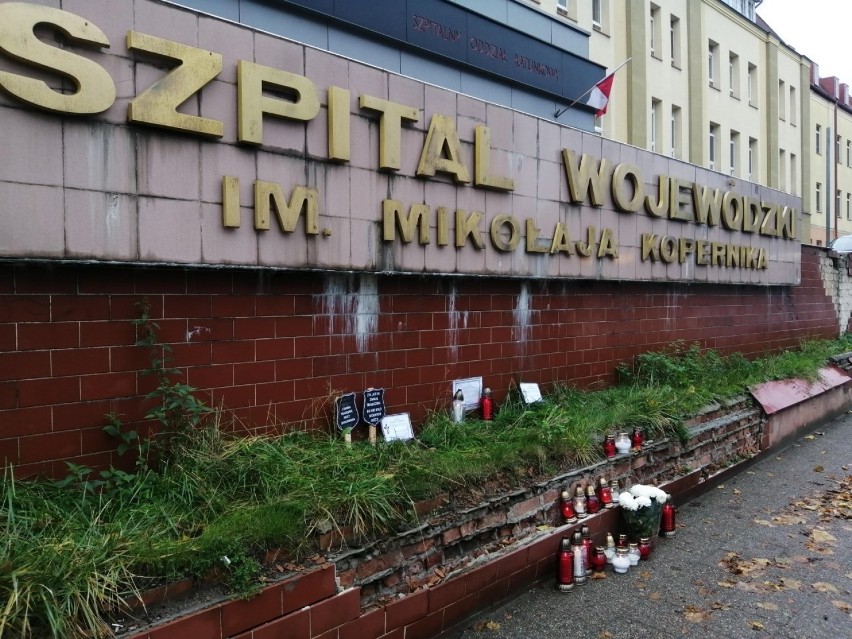 ]Protest lekarzy. Znicze i tablice przypominające nekrologi...