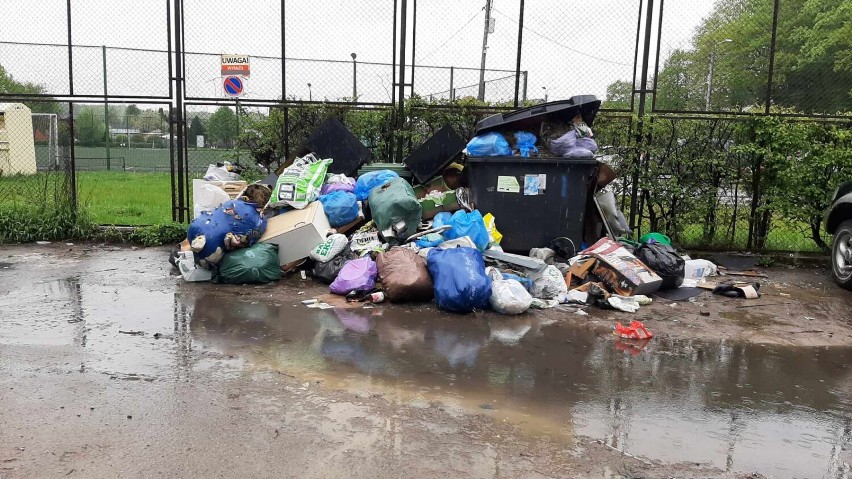 Kartuzy. Tabun odpadów komunalnych przy ulicy Chmieleńskiej. Problem już rozwiązany 
