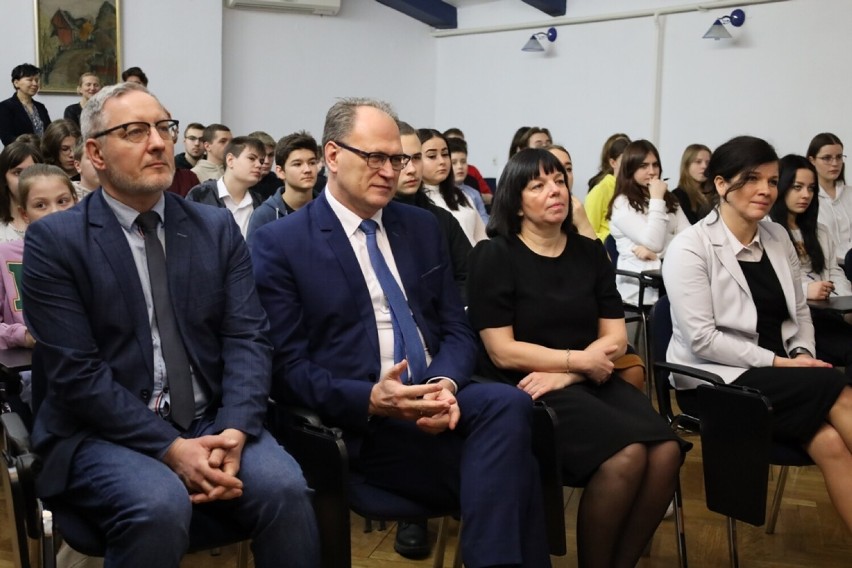 Turniej Wiedzy Pożarniczej w Miejskiej Bibliotece Publicznej w Radomsku. ZDJĘCIA