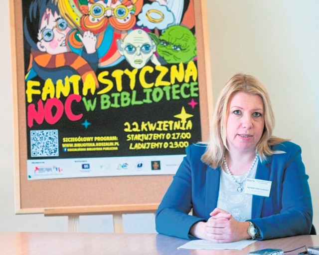 Beata Sawa-Jovanoska, zastępca dyrektora biblioteki na tle tegorocznego plakatu Fantastycznej nocy w bibliotece