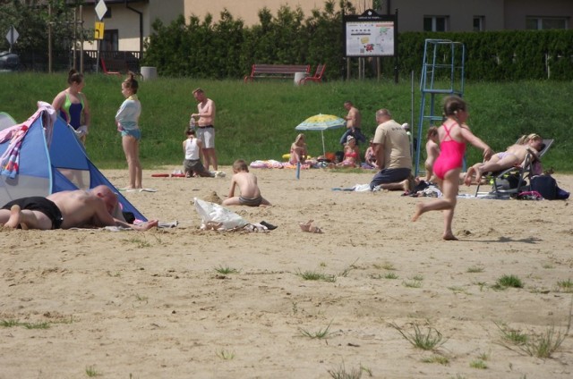 Mamy wreszcie letnią pogodę i mamy piękny zalew z plażą i kąpieliskiem – trudno zatem nie skorzystać z takich możliwości, kiedy temperatura zbliża się do 30 stopni Celsjusza. Do zabawy zachęcał również nowiutki plac zabaw, który dwa dni temu powstał obok Galeonu.