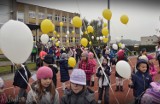 400 białych i żółtych  balonów  wzbiło się w niebo nad os. Pomorskim [zdjęcia]