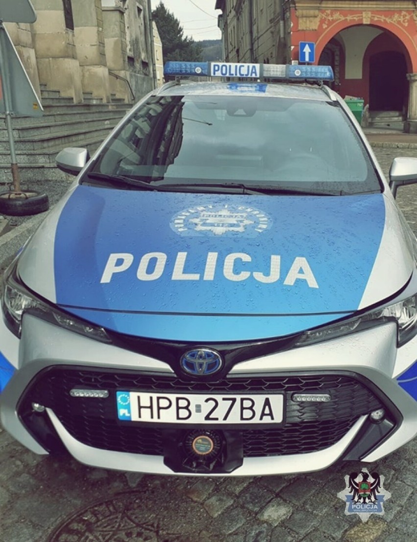 Policjanci z Mieroszowa dostali hybrydową Toyotę