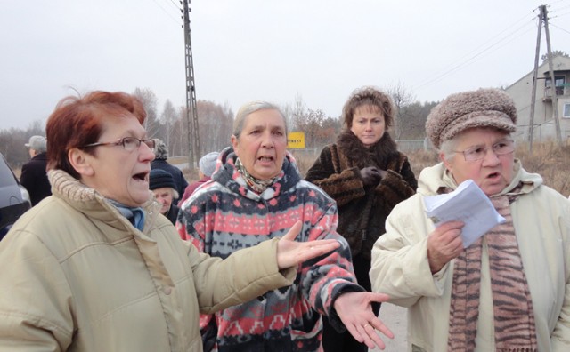 Jadwiga Nowak (pierwsza z lewej), Wiesława Błaszczak, Beata Uba i Jadwiga Skiba nie kryją oburzenia, oskarżając urzędników o bezmyślność.