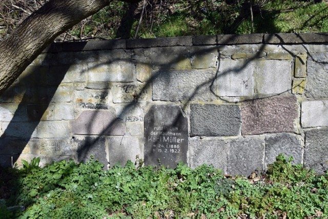 Mur legnickiego cmentarza powstał z płyt nagrobnych.