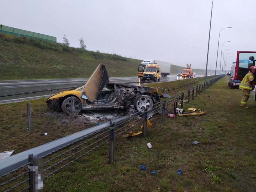 Luksusowe auto uderzyło w bariery ochronne na autostradzie...