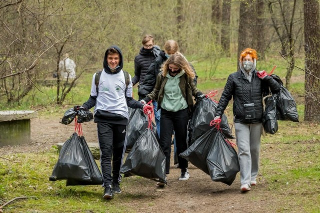 W Bydgoszczy stanowiska na zebrane przez mieszkańców śmieci wyznaczono w parku na Wzgórzu Wolności, w parku nad Kanałem Bydgoskim oraz w lesie na Glinkach.