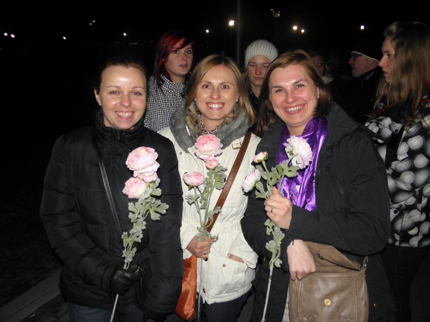 Fani Rihanny na koncert w Łodzi przynieśli ze sobą kwiaty