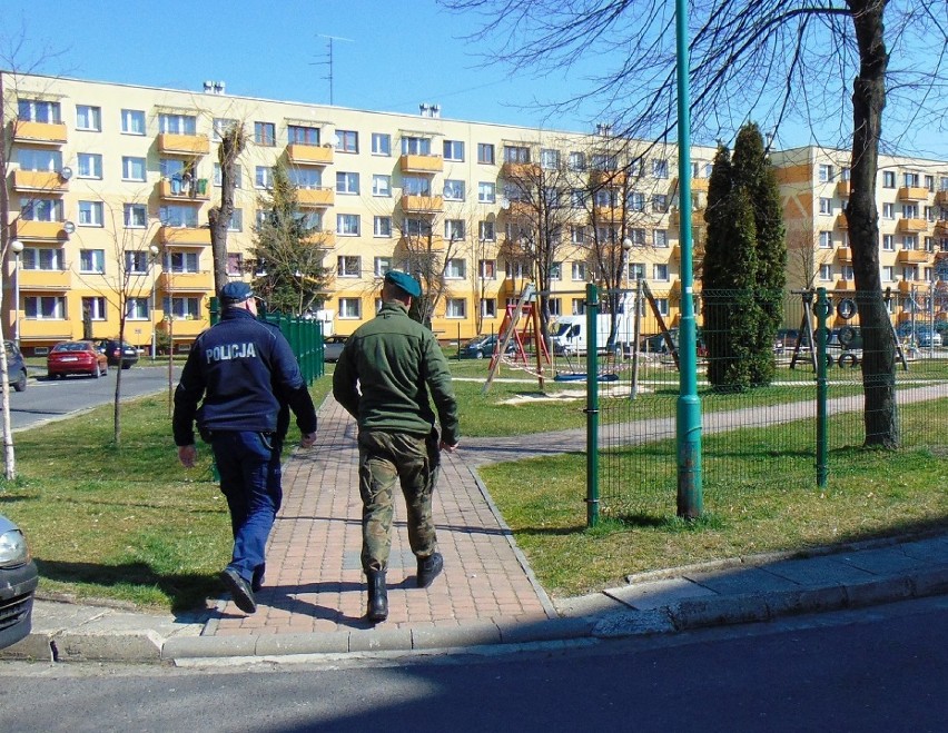 Żołnierze Obrony Terytorialnej razem z policjantami z komendy oświęcimskiej walczą z rozprzestrzenianiem się koronawirusa [ZDJĘCIA]