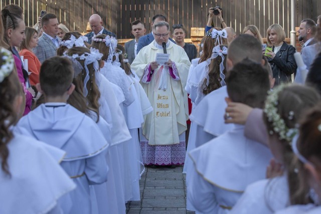 Wielu rodzicom zależy na wystawnym przyjęciu z okazji I Komunii Świętej ich dziecka. Są jednak tacy, dla których najważniejsza jest duchowość tego święta.