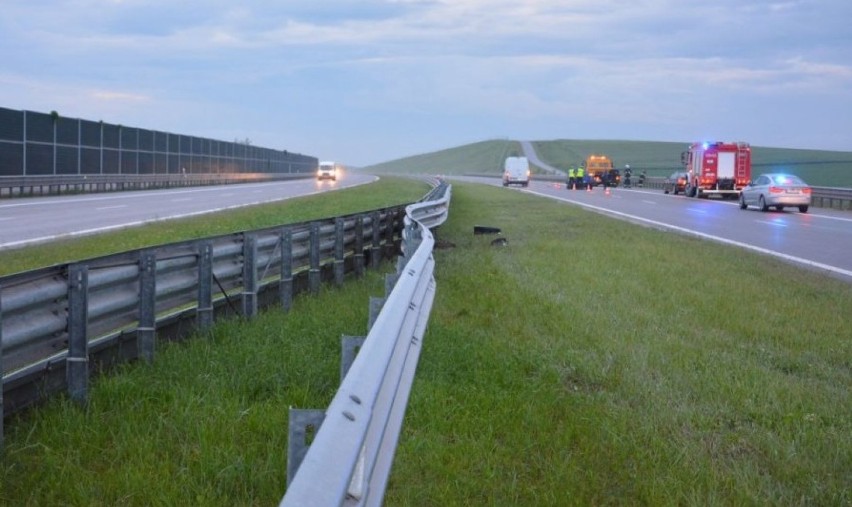 Kierowca seata wjechał w bariery na ausotradzie A4 w Chłopicach [FOTO]