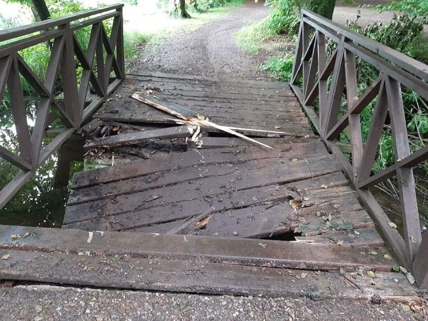 Wandale zniszczyli mostek nad Trzesieckiem w Szczecinku