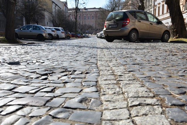 Ulica Piłsudskiego już od dłuższego czasu jest w opłakanym stanie. Widać na niej wypadające kostki, wzniesienia, zapadnięci oraz pełno dziur, które w części są łatane asfaltem.