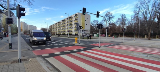 Nowa ulica Popowicka we Wrocławiu otwarta! Tak jak informowaliśmy kierowcy mogą już jeździć wyremontowaną ulicą Popowicką i Starogroblową. Wyjaśniamy również, dlaczego, choć jezdnia była ukończona, mieszkańcy Popowic tak długo czekali na przejazd.