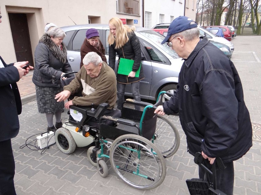 Pan Józef z Wielunia otrzymał wózek inwalidzki [FOTO]