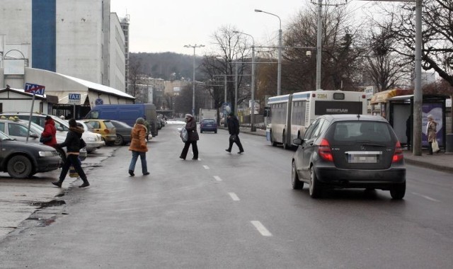 - Z decyzjami musimy poczekać, aż się zakończy remont hali targowej - mówi Stefan Benkowski, kierownik działu dróg w Zarządzie Dróg i Zieleni w Gdyni. 
Mieszkańcy nie mają wątpliwości, że ul. Jana z Kolna to jedna z najbardziej niebezpiecznych ulic w mieście. 

Zobacz także: Hala Targowa zmieni oblicze. Zmiany coraz bliżej. Ma być porządek, remonty i wydłużony czas

Przystanki autobusowe vis-á-vis hali usytuowane są na niej tak, iż tysiące ludzi w drodze po zakupy przymuszanych jest do wchodzenia na bardzo ruchliwą ulicę. Zdarzają się potrącenia, kierowcy aut zauważają przechodniów w ostatniej chwili, bowiem wyskakują oni na drogę wprost zza pojazdów komunikacji miejskiej.