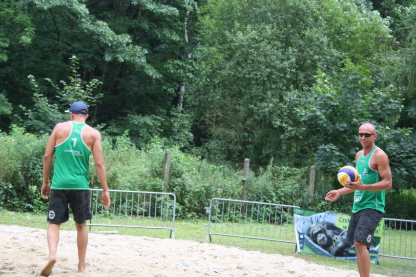 Mistrzostwa w siatkówce plażowej na kąpielisku w Oborze