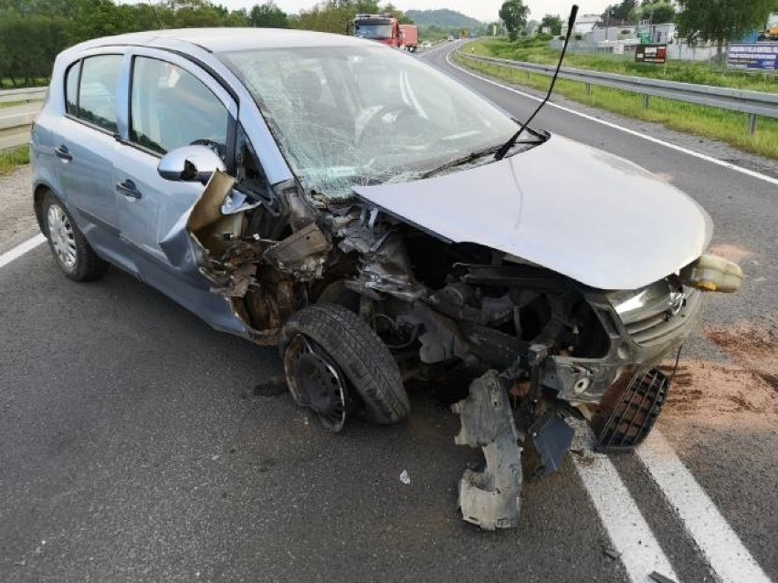 Wypadek na DK 28 w Gorlicach. Samochód uderzył w bariery. Ranna jest 4-latka
