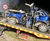 Policja i prokuratura wyjaśniają okoliczności tragicznego wypadku w Bobrownikach Wielkich. W roztrzaskanym oplu zginął młody kierowca