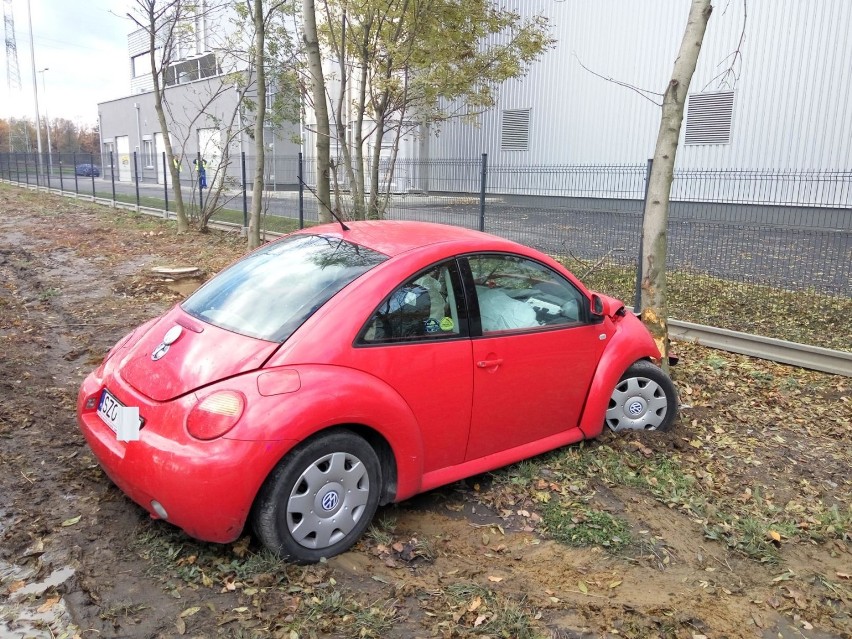 Volkswagen beetle rozbił się na drzewie na Alei Jana Pawła II