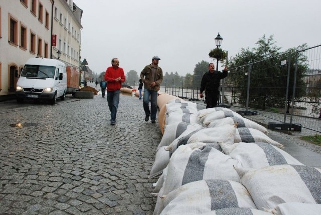 Ułożone przed tygodniem worki wciąż leżą na Przedmieściu Nyskim. A wcale już nie muszą