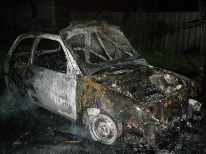 Spalił się samochód w Maciejewie (gm. Rozdrażew). ZDJĘCIA