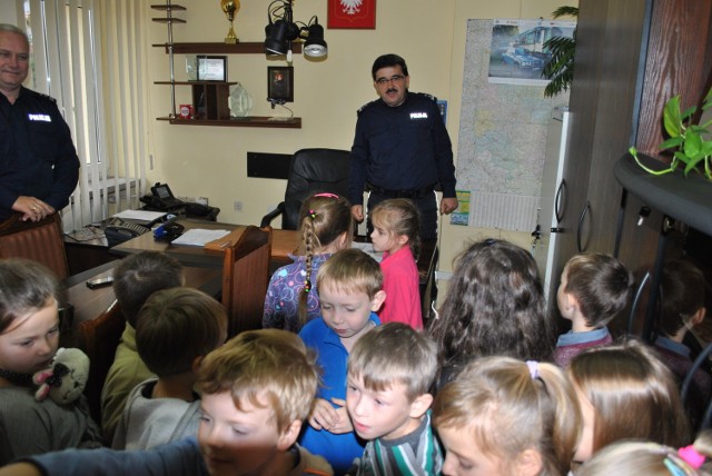 Przedszkolaki z ZS nr 1 w Opolu Lubelskim z złożyły wizytę policjantom