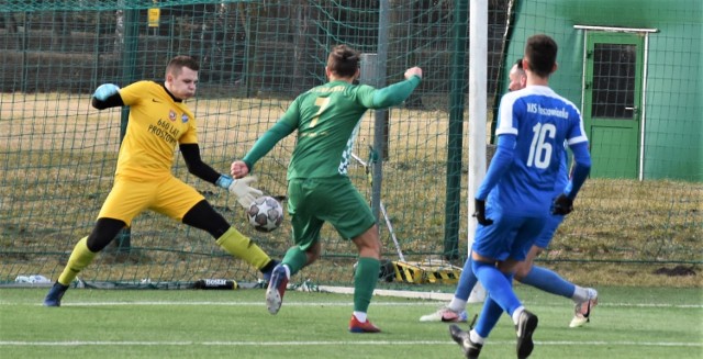 Keeza IV liga, grupa zachodnia: LKS Jawiszowice - Nowa Proszowianka 5:2. Na zdjęciu: Dawid Hałat strzela gola dla Jawiszowic, doprowadzając do remisu 1:1.