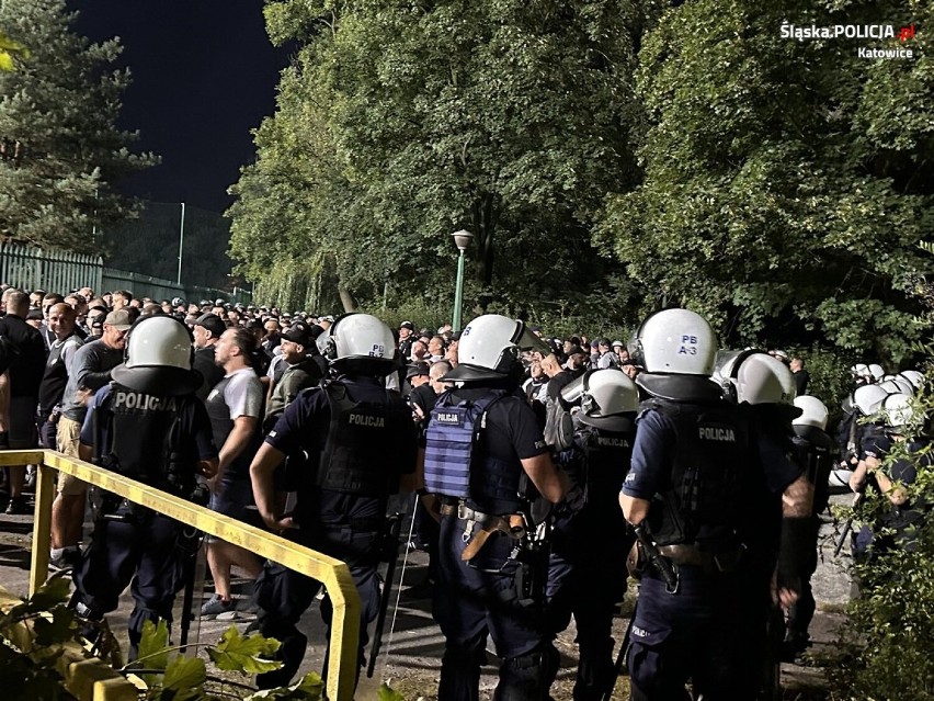 To był mecz podwyższonego ryzyka w Katowicach - zobacz ZDJĘCIA. Setki policjantów na ulicach, trwa identyfikacja kibiców