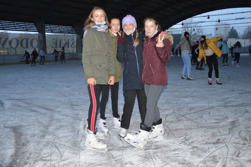 W piątek otwarto sezon na miejskim lodowisku w Skarżysku - Kamiennej. Można było jeździć za darmo (ZDJĘCIA)