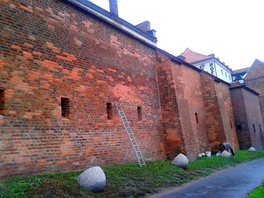 Toruń - Prace konserwatorsko - remontowe  ceglanych murów ..!