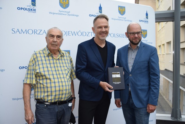 Od lewej - Tadeusz Chrobak, dyrektor WBP w Opolu, autor książki Jarosław Wasiak i wicemarszałek Opolszczyzny Zbigniew Kubalańca.  Wojewódzka Biblioteka Publiczna w Opolu jest wydawcą książki.