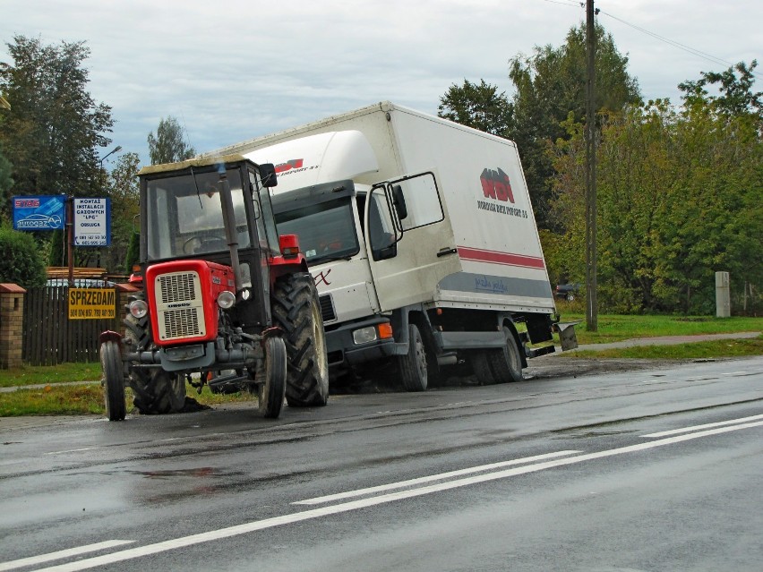 Auto dostawcze w rowie na DK 19.