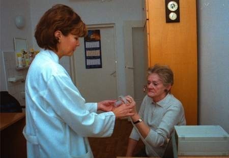 Pielęgniarka Barbara Kąkol przygotowuje do badania Irenę Czirson.