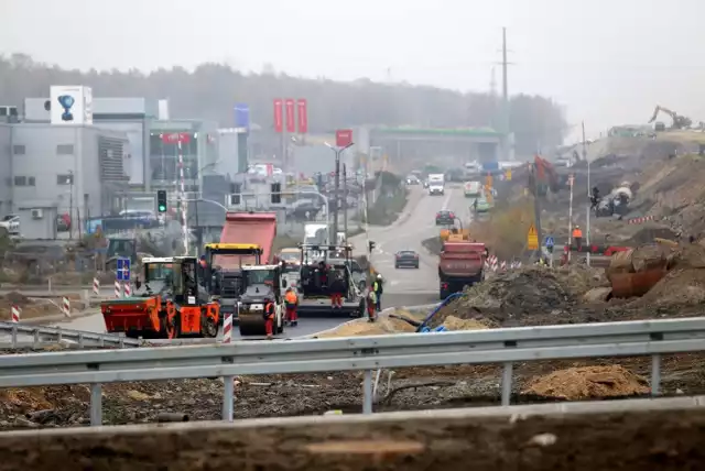 Te drogi w województwie śląskim będą gotowe najszybciej. Zatłoczone, remontowane lub modernizowane oznaczają w naszym regionie korki i utrudnienia. Ale najpóźniej w przyszłym roku możemy się spodziewać kilku nowych odcinków ważnych dróg w województwie śląskim.

Zobacz kolejne zdjęcia i opisy tych dróg. Przesuwaj zdjęcia w prawo - naciśnij strzałkę lub przycisk NASTĘPNE