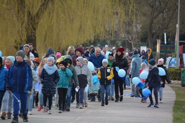 Niebieski marsz wokół Jeziora Miejskiego w Międzychodzie, czyli Światowy Dzień Świadomości Autyzmu 2022 (4.04.2022).