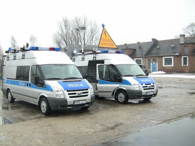 Dwa nowe wozy policji to furgony na bazie samochodów marki...