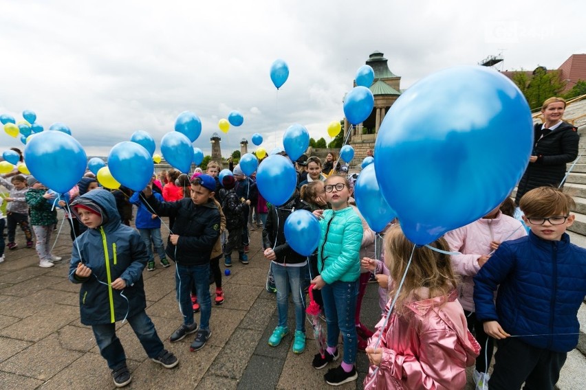 Równo o godzinie 12.00 dzieci wypuściły w powietrze balony,...